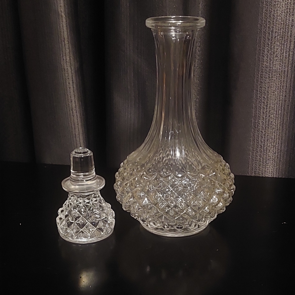 Glass Port bottle. In good condition 24.5cm high x 14cm wide - Picture 1 of 4